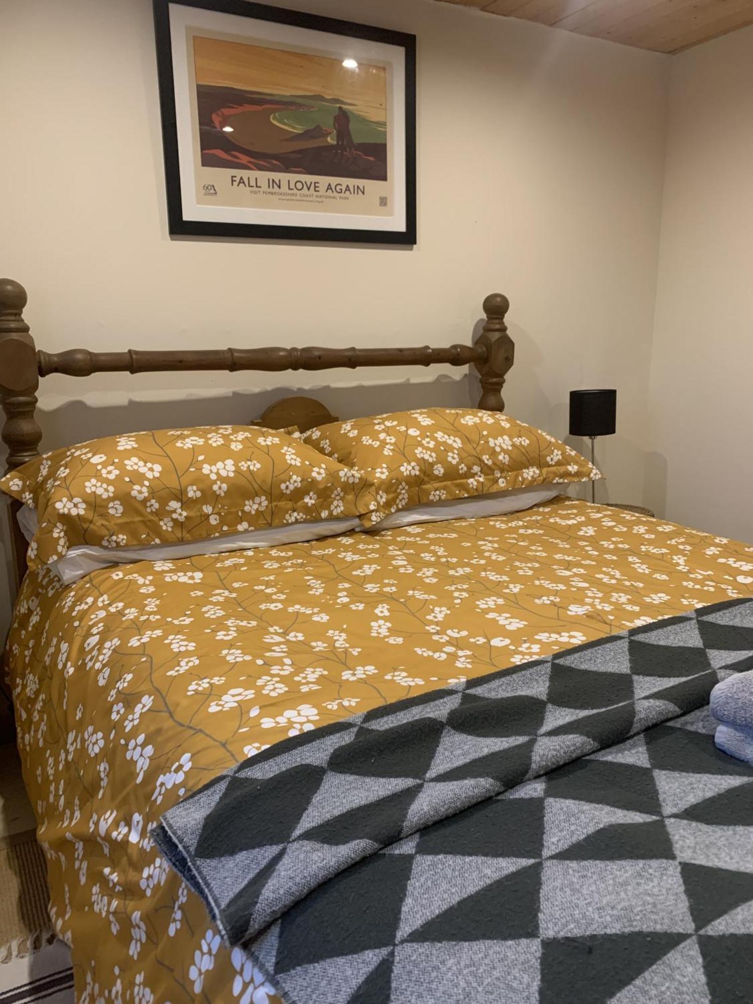 Ceridwen Glamping, Double Decker Bus And Yurts Hotel Llandysul Bagian luar foto